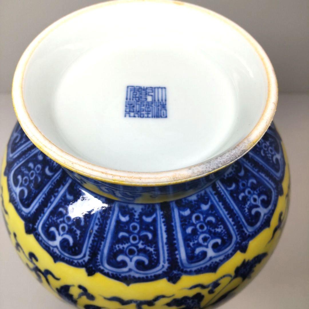 中国古董 景徳鎮 黄地清华花果瓶 大清乾隆年製款 骨董