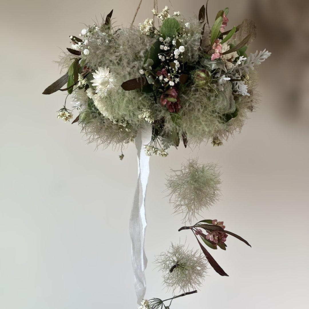 スモークツリー とドドナエアのシックなフライングリース　貝細工　スターチス