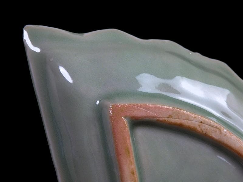 三田青磁　岩に菊の図　扇形手塩皿　C468AS-BZg