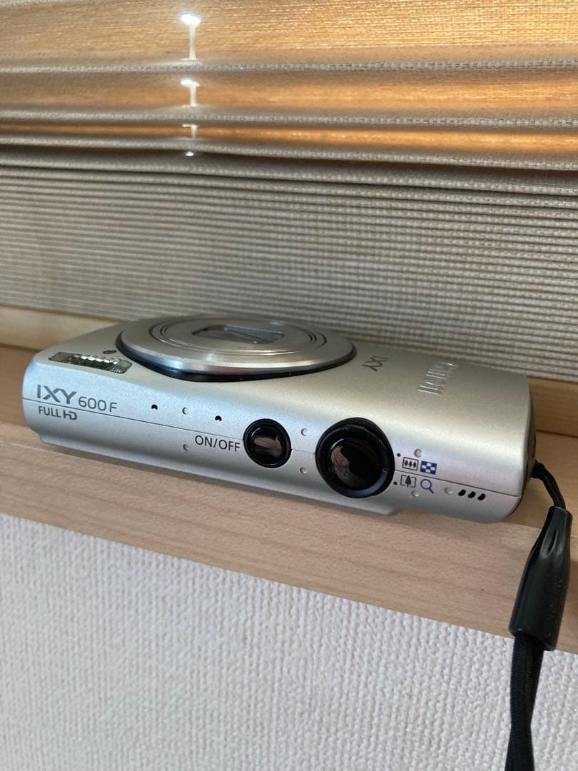 Canon IXY デジタルカメラ 本体と充電器