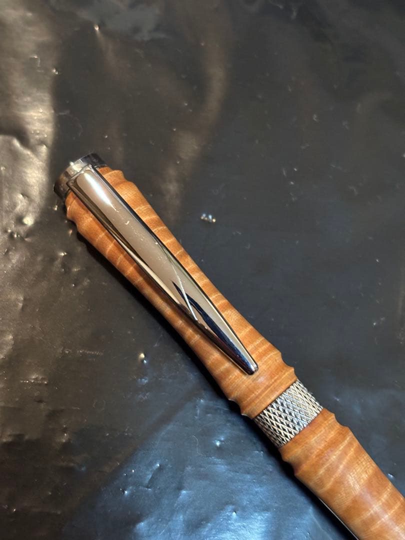 栃 縮み杢 瘤 紅白 ツイスト式 木軸 ボールペン