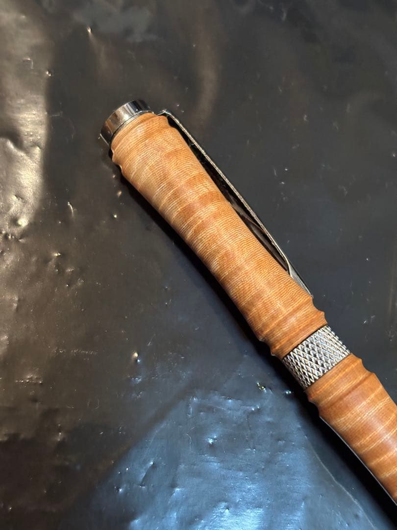 栃 縮み杢 瘤 紅白 ツイスト式 木軸 ボールペン