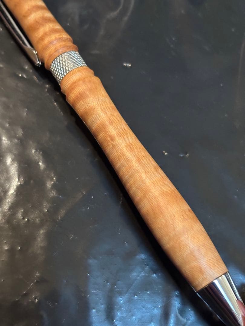 栃 縮み杢 瘤 紅白 ツイスト式 木軸 ボールペン