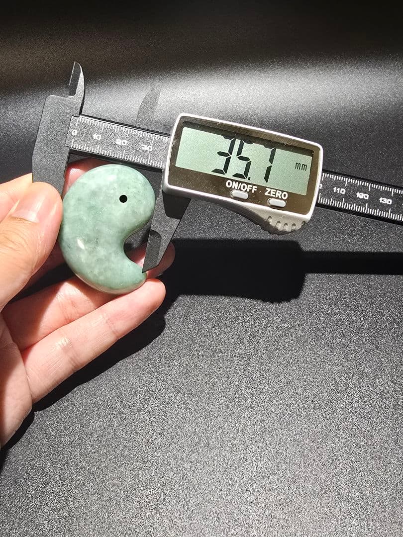 4 翡翠　天然　本翡翠　大型　勾玉　天然石　レア物　ヒスイ　天然石　鉱物　勾玉