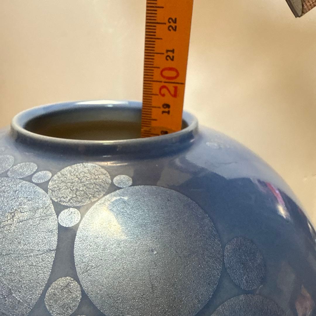 人形国宝中田一於淡青秞裏銀彩色 円形模様 陶器の花瓶　2025年7月人間国宝に