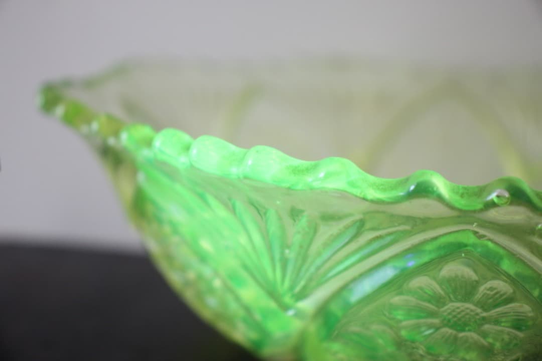 骨董　和ガラス　ウランガラス　花・星紋様　大鉢　ボウル