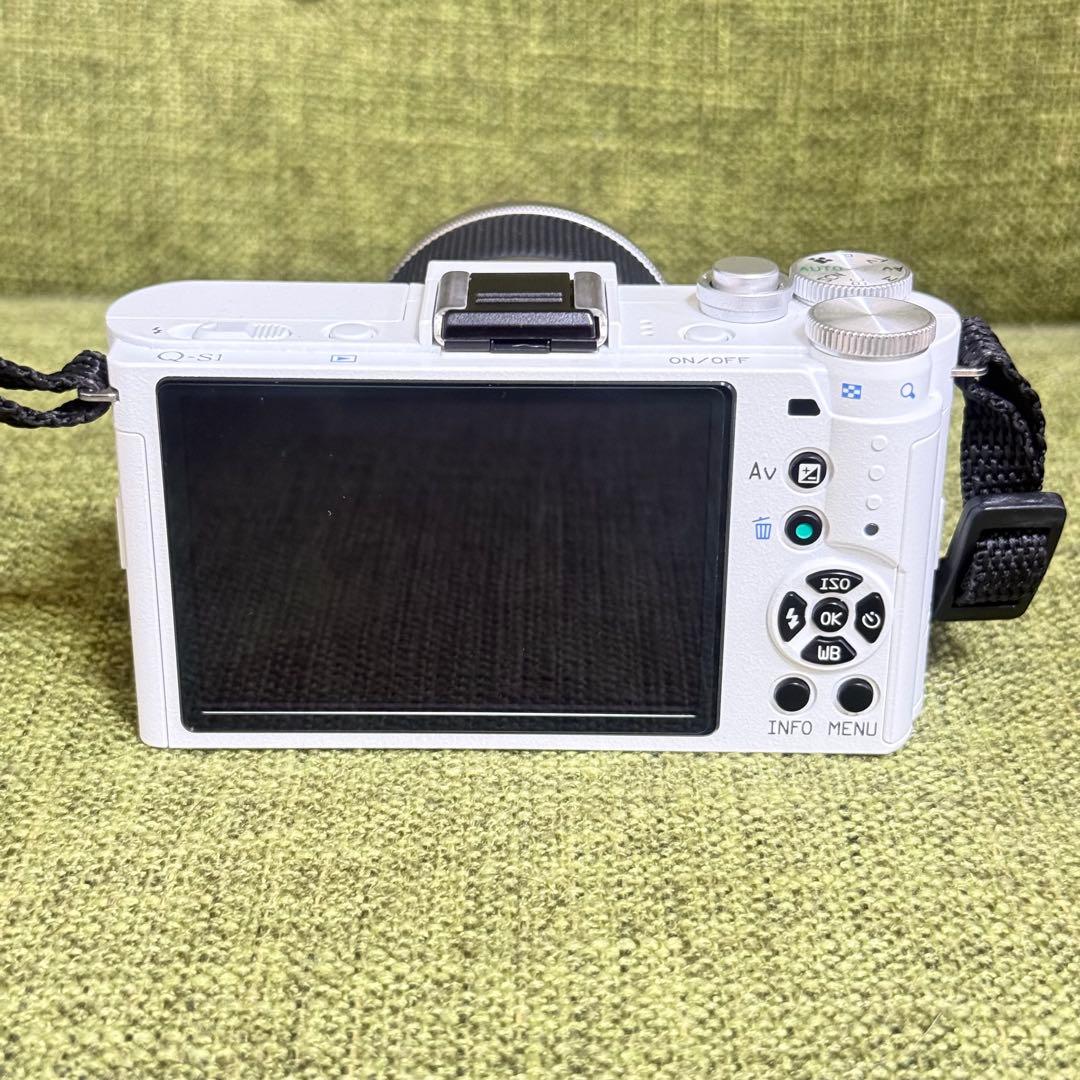 美品 PENTAX Q-S1 ミラーレス 一眼レフカメラ ホワイト レンズ4本付
