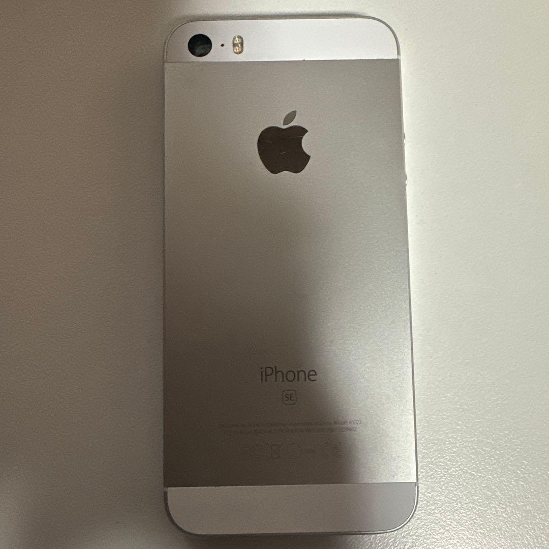 Apple iPhone SE シルバー 本体　64gb