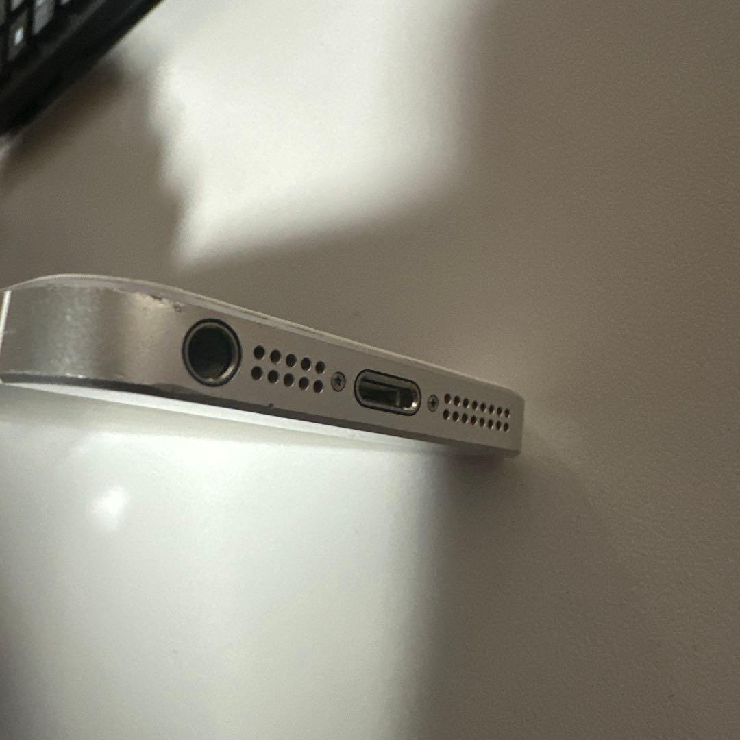 Apple iPhone SE シルバー 本体　64gb