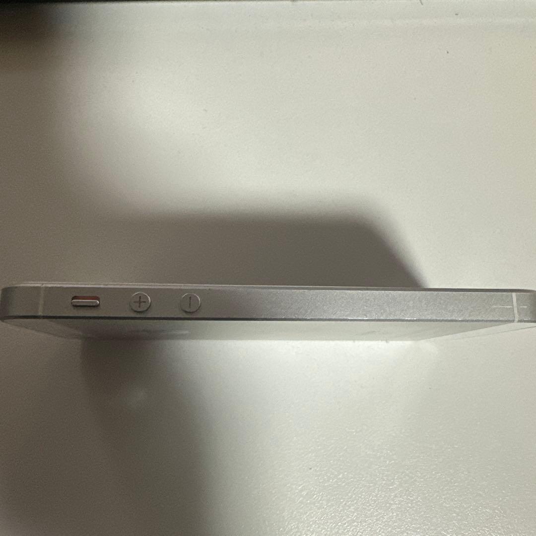 Apple iPhone SE シルバー 本体　64gb