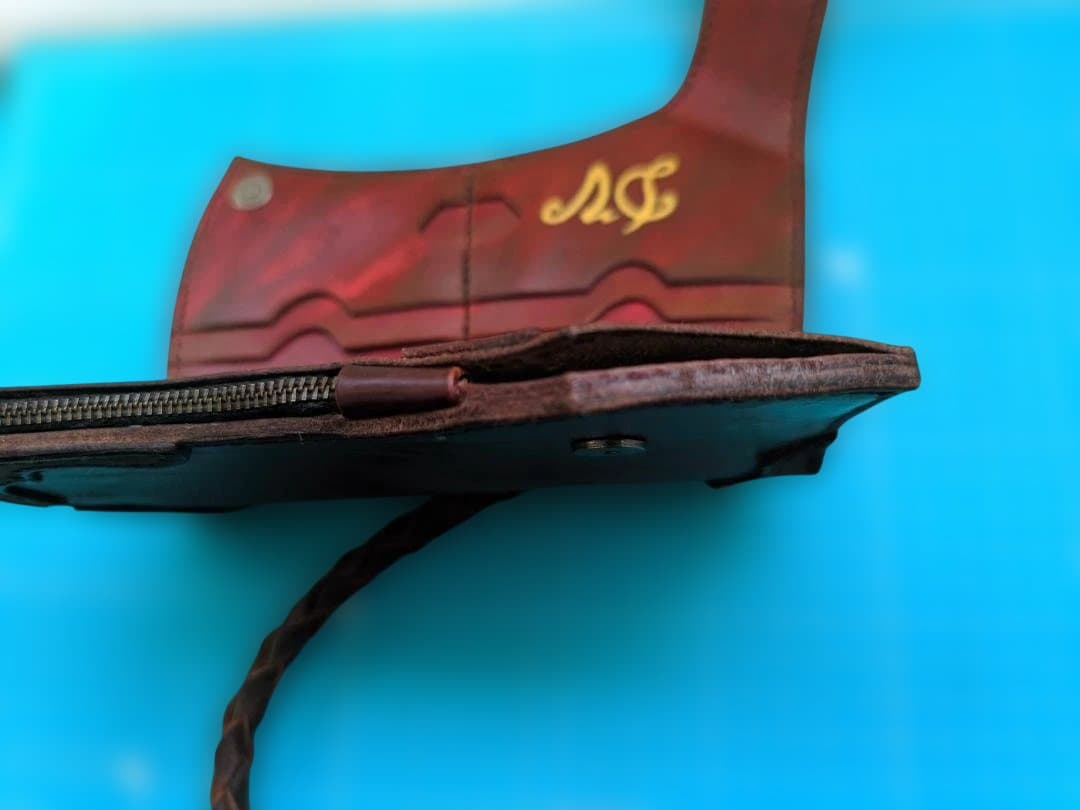 レザー製長財布 赤茶色 編み込みストラップ付き右ポケット