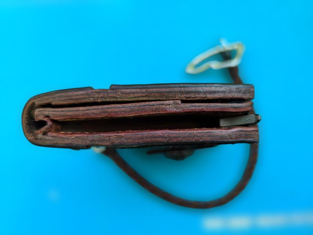 レザー製長財布 赤茶色 編み込みストラップ付き右ポケット