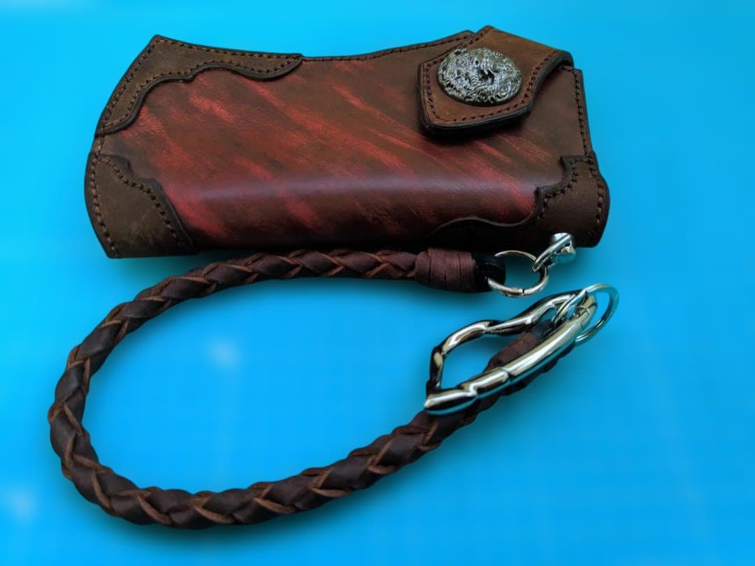 レザー製長財布 赤茶色 編み込みストラップ付き右ポケット