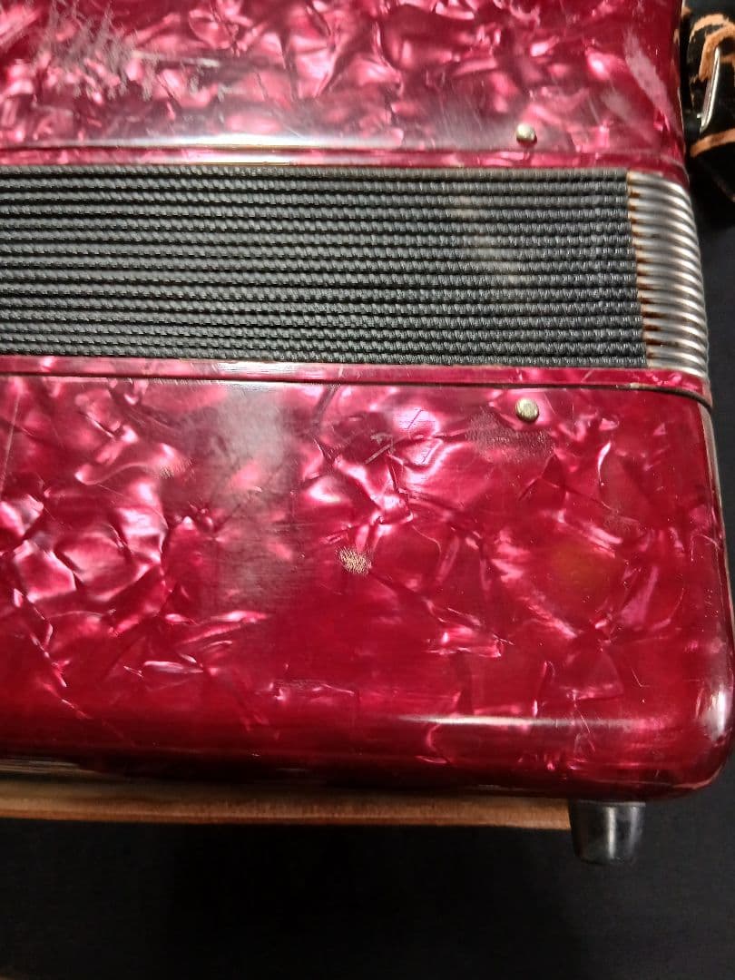 ナオミYAMAHA アコーディオン赤パール調中古品専用ケース付き音出しOK