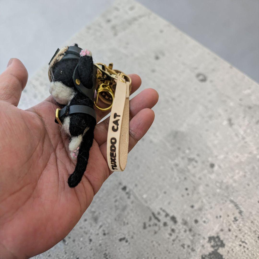 豆猫HOLDCATキーホルダー MN-23 ハチワレ猫〜特製豆猫トレカ付き