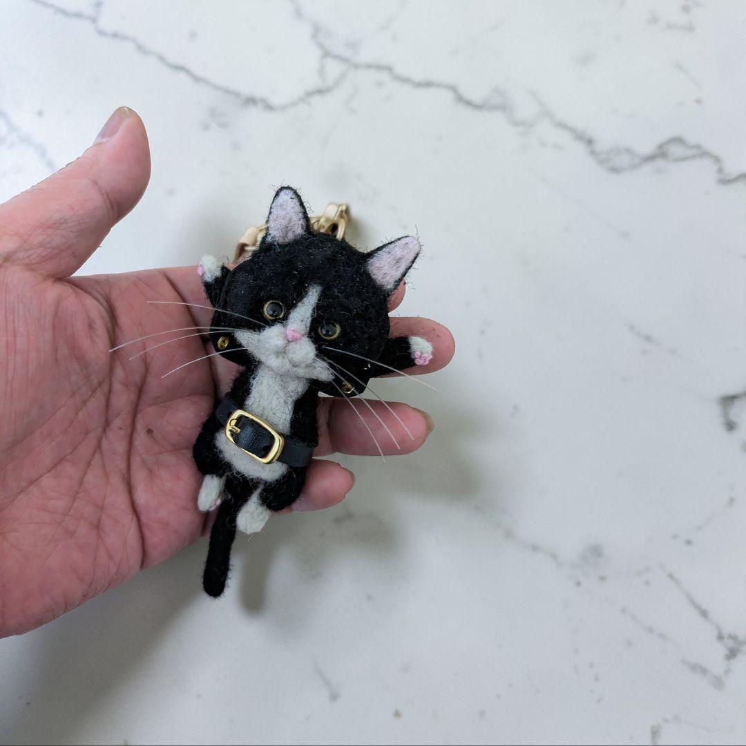 豆猫HOLDCATキーホルダー MN-23 ハチワレ猫〜特製豆猫トレカ付き