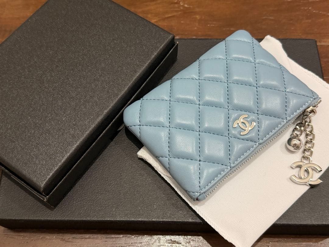 【本革】ブルーキルティング　ラムスキン　カード入れ付きケース　★ノベルティ
