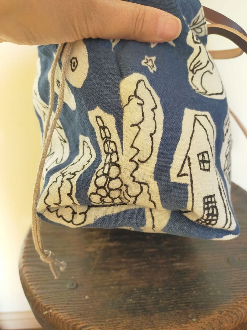 訳あり　ミナペルホネン　forest life　ブルー　あおり巾着バッグ　本革