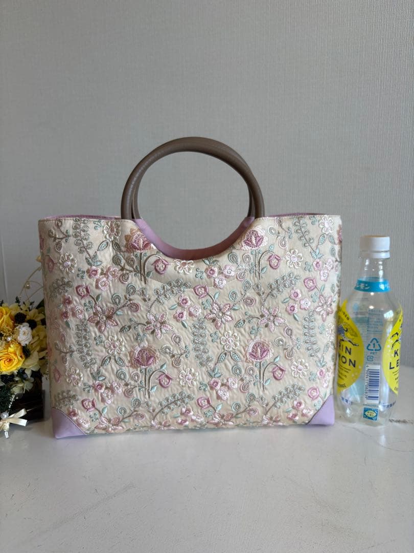 お出かけバック　クリーム系刺繍