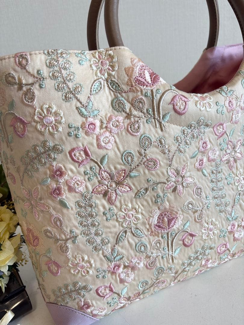 お出かけバック　クリーム系刺繍