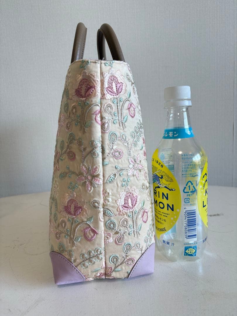 お出かけバック　クリーム系刺繍