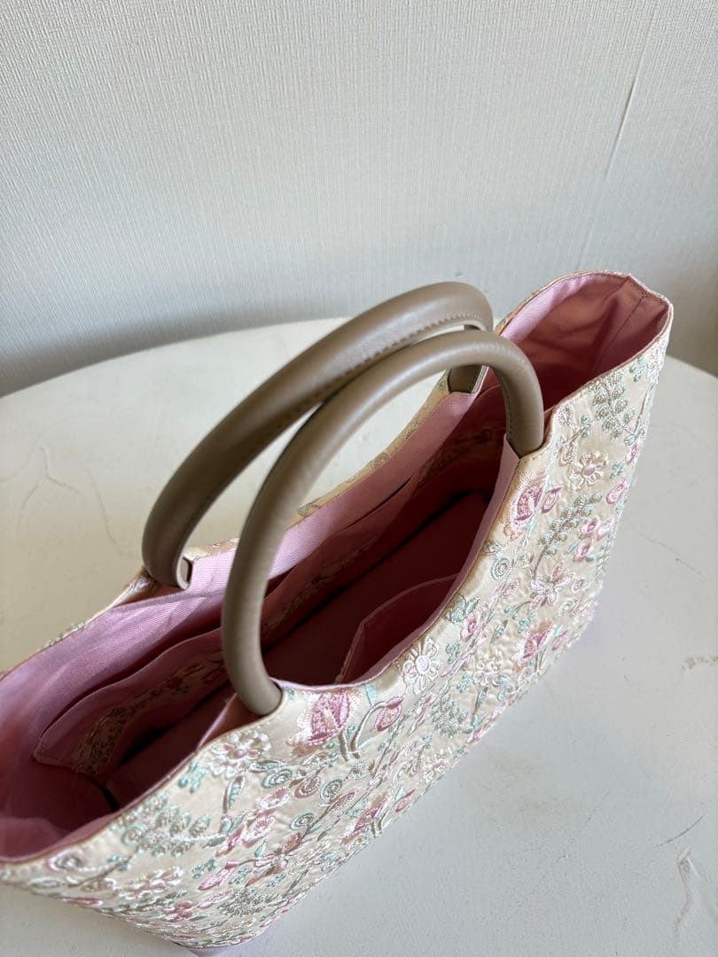 お出かけバック　クリーム系刺繍