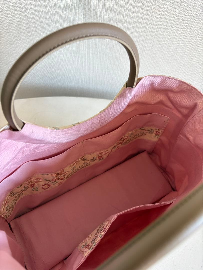 お出かけバック　クリーム系刺繍