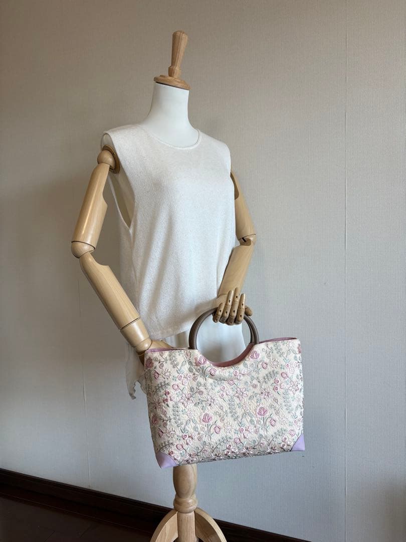お出かけバック　クリーム系刺繍