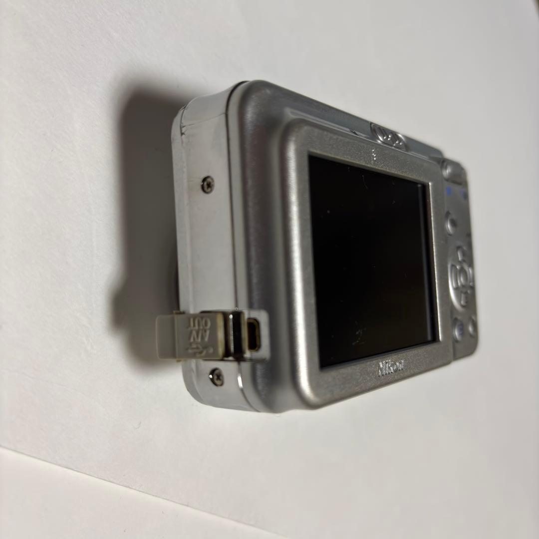 Nikon Coolpix L5　デジタルカメラ