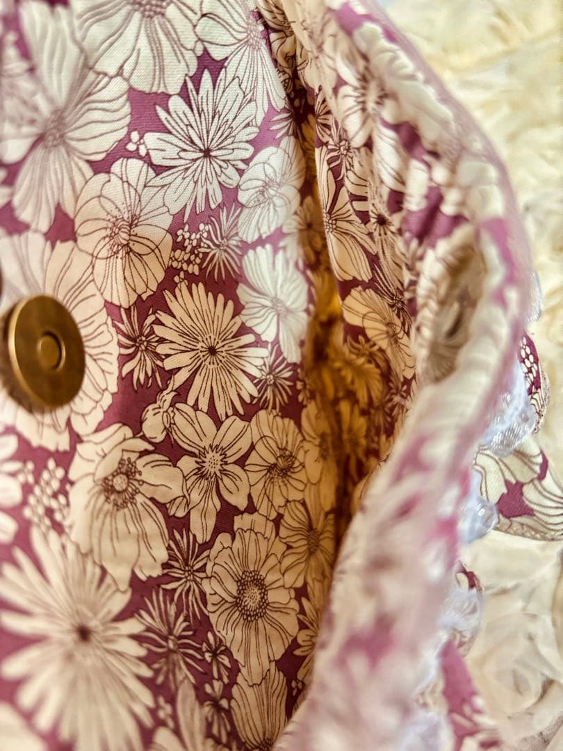 コヤンイサムチョン　フリルバッグ サイドフリルポケットと刺繍リボン