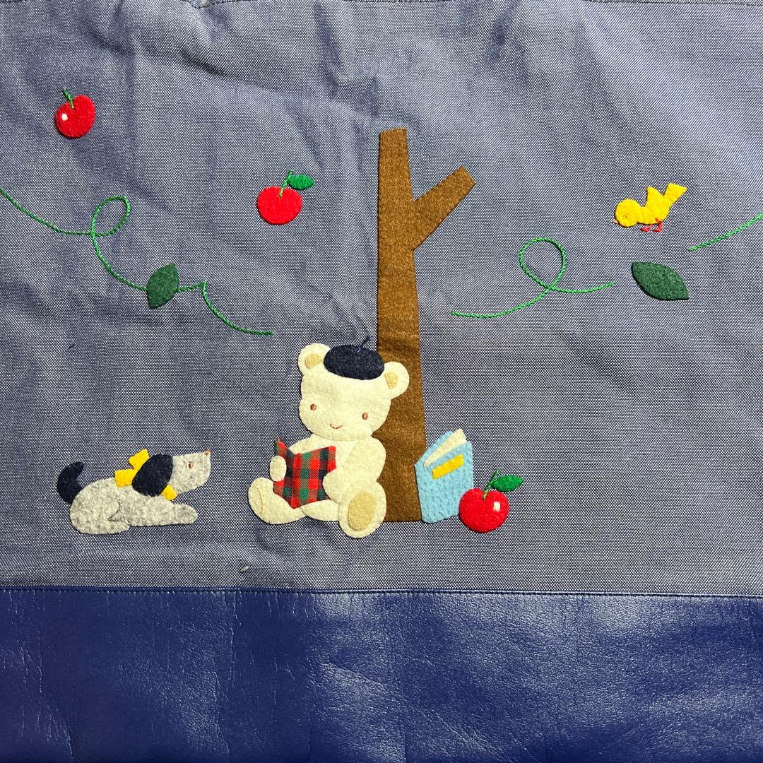 ファミリア　クマと犬の刺繍　トートバッグ　りんごの木の下で