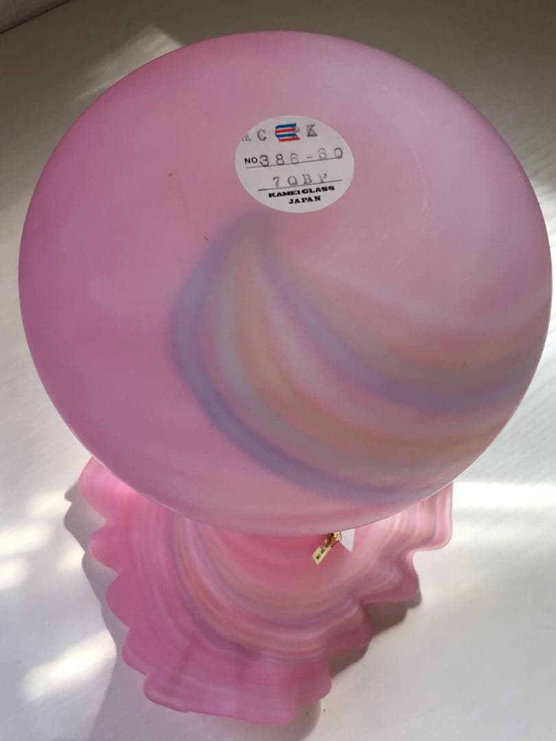 ストライプ模様の可愛いピンクガラス花瓶♪