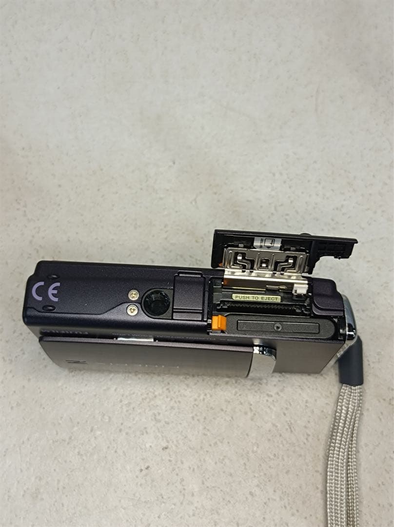 八5645【美品】フジフィルム　デジタルカメラ　Z10fd