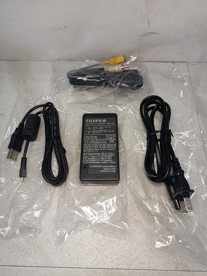 八5645【美品】フジフィルム　デジタルカメラ　Z10fd