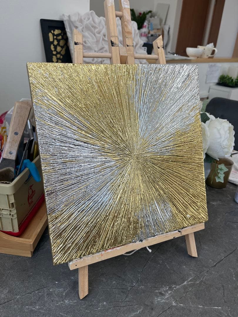 金色と銀色の現代アート作品