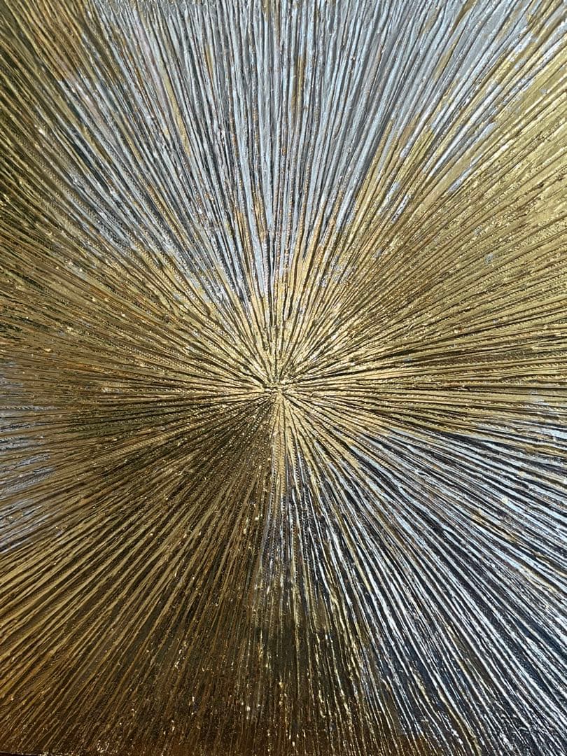 金色と銀色の現代アート作品