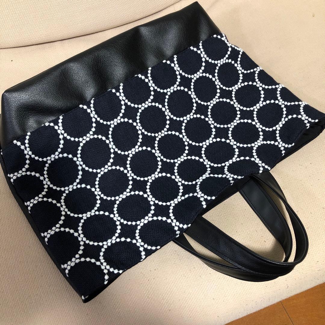 ミナペルホネン　タンバリン　大人気カラー　ネイビー　ホワイト　トートバッグ　合皮