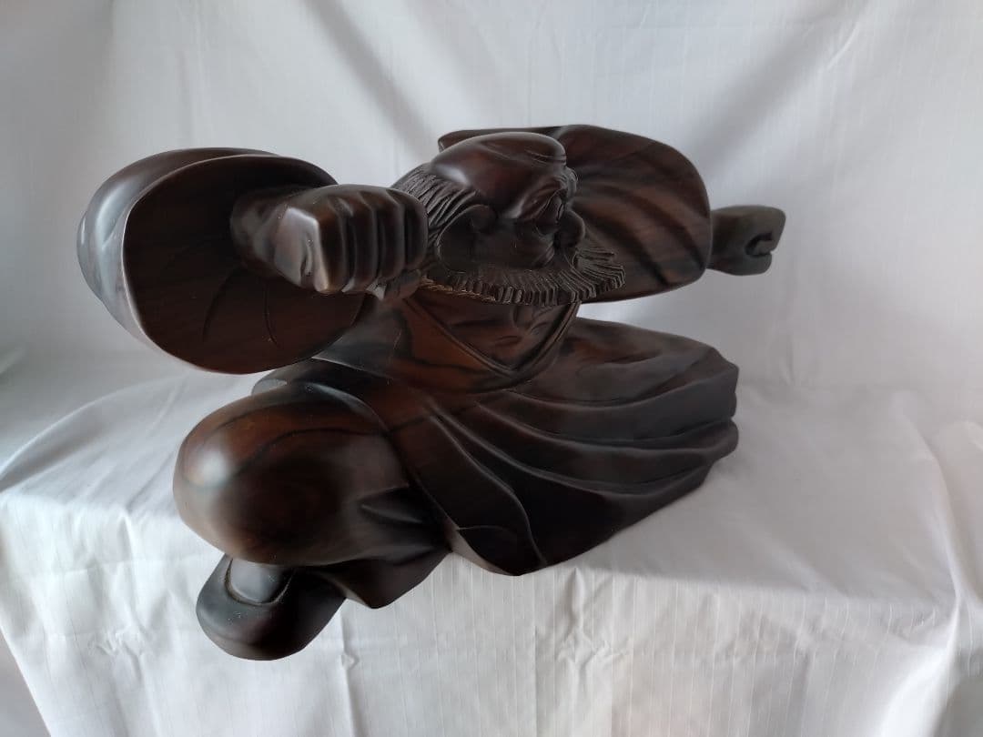 まもる。少林寺拳法木彫達磨（赤檀彫刻）置台付き