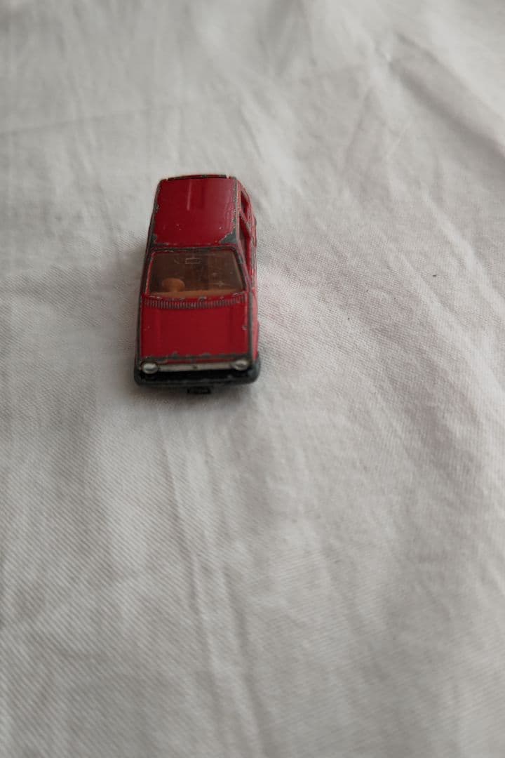 トミカ 赤いミニカー 小型車デザイン