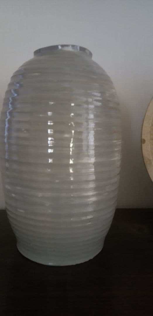 ストライプ模様の白色陶器花瓶