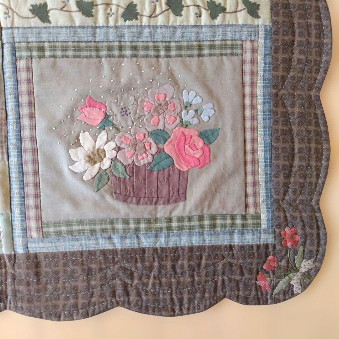 福ちゃん【花のタペストリー】　ハンドメイドアップリケ、刺繍 、パッチワーク