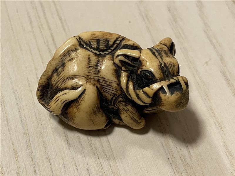 シ*ジ様 牛彫刻　極上根付　天然素材　希少　アンティーク　骨董品