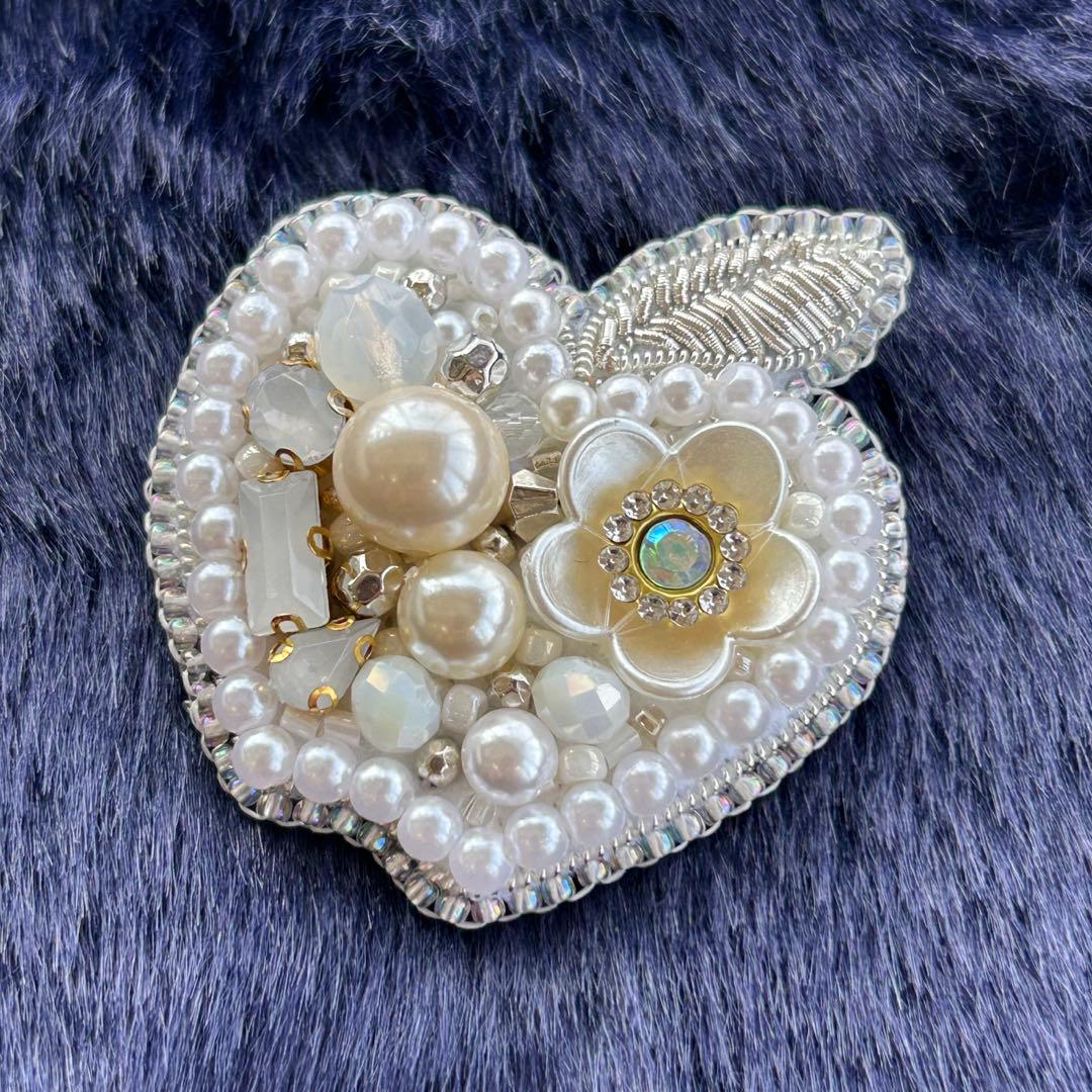 ★ハンドメイド ビーズ刺繍ブローチ いちご★