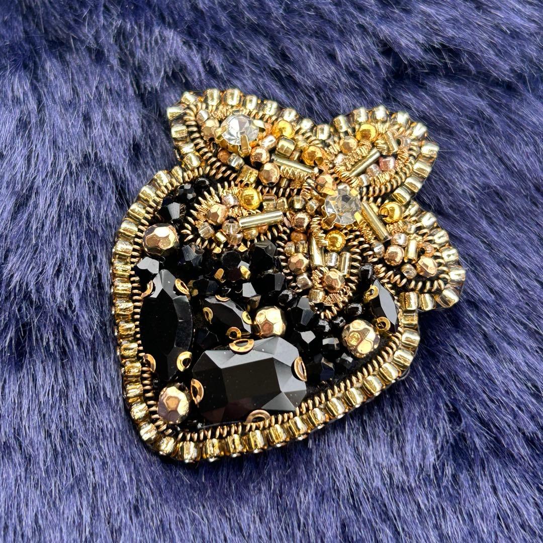 ★ハンドメイド ビーズ刺繍ブローチ いちご★