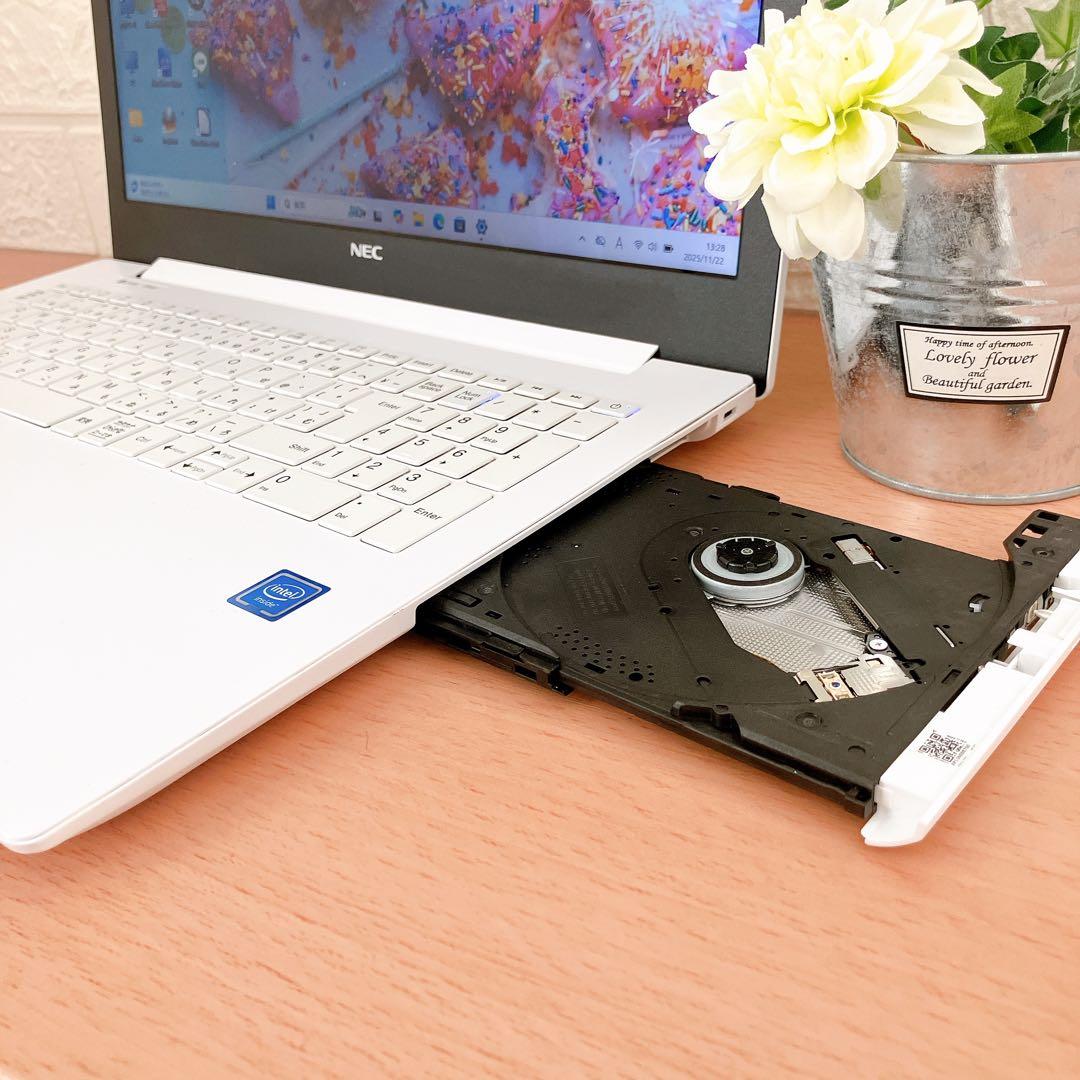 ✨️爆速快適✨️Windows11✨️8GB✨️SSD✨️すぐに使える白ノートパソコン