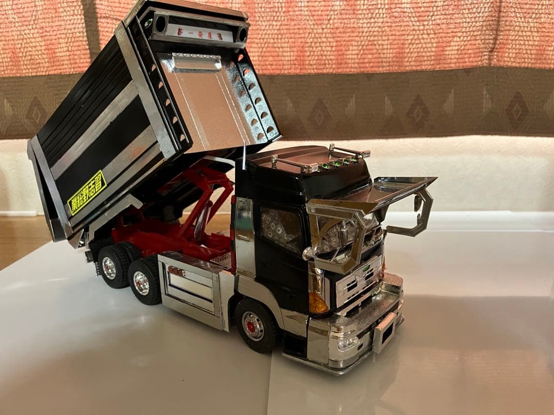 デコトラ、プロフィアデカ箱ダンプ1／32完成品