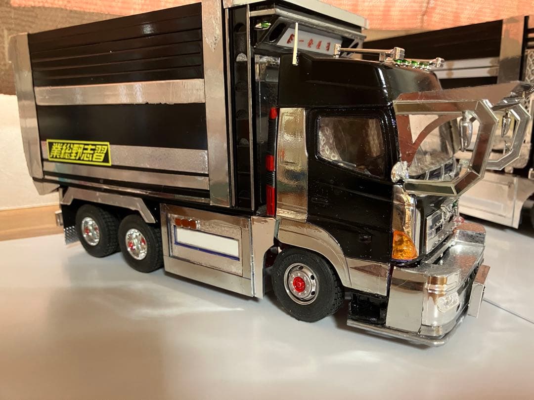デコトラ、プロフィアデカ箱ダンプ1／32完成品