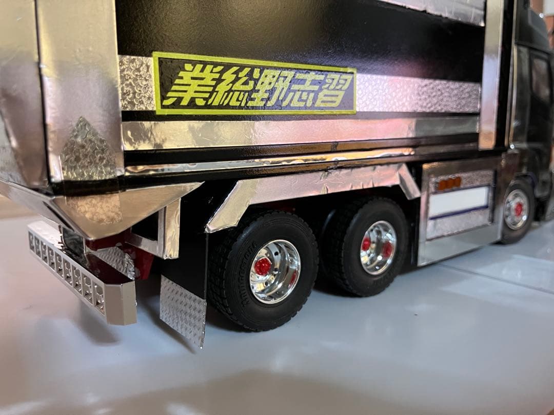 デコトラ、プロフィアデカ箱ダンプ1／32完成品