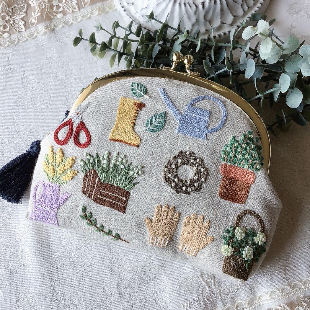 ガーデニングのがま口ポーチ　手刺繍　ハンドメイド