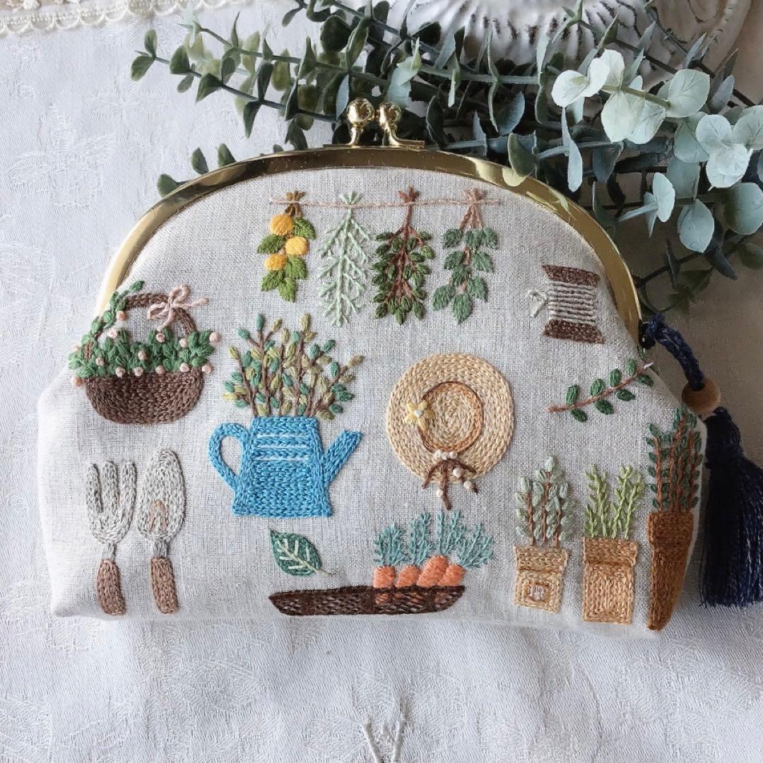 ガーデニングのがま口ポーチ　手刺繍　ハンドメイド